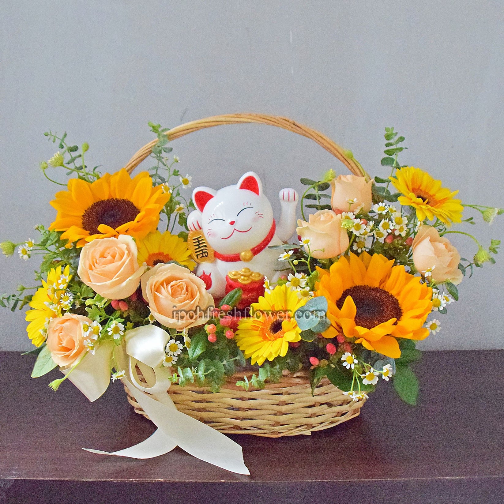 golden-fortune-lucky-cat-opening-flower-arrangement-ipoh-fresh-flower